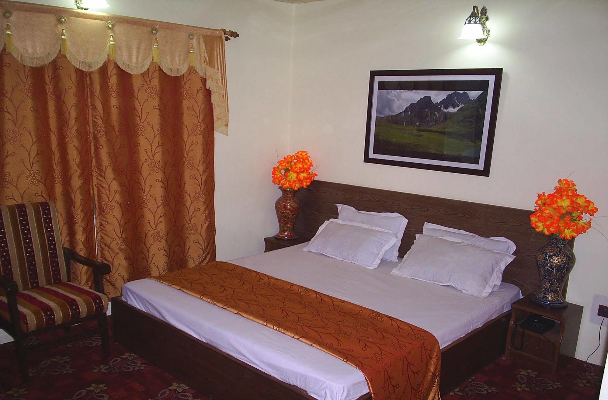 Oyo 4529 Hotel Star Of Kashmir ศรีนาการ์ ภายนอก รูปภาพ